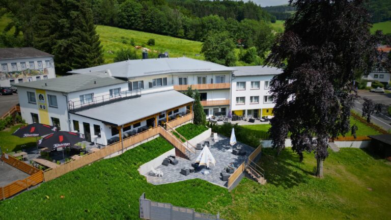 Hotel Berghof Wasserkuppe – Ihr gemütliches Hotel in der Rhön mit Blick auf die Landschaft der Wasserkuppe.