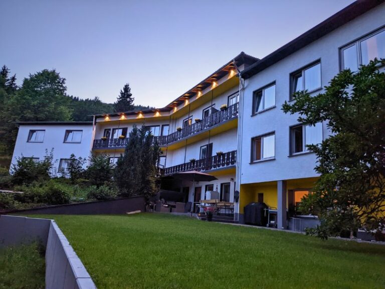 Hotel Berghof Wasserkuppe – Ihr gemütliches Hotel in der Rhön mit Blick auf die Landschaft der Wasserkuppe.